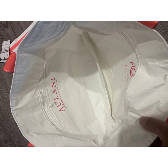 Brand New Aulani X Aloha Collection Tote & Pouch - $175 - Picture 3 of 5